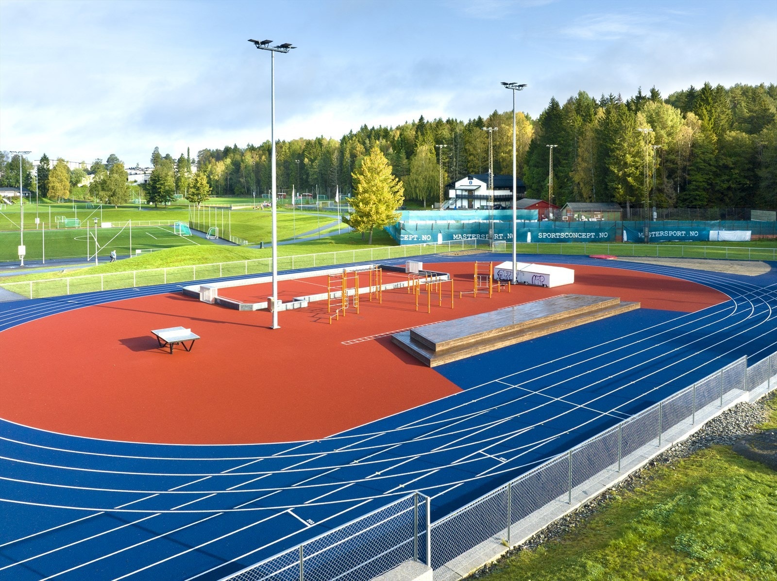 Haraløkka idrettspark med løpebane, kunstgressbane, tennisbaner, bordtennisbord og tufte-park. Galleribilde