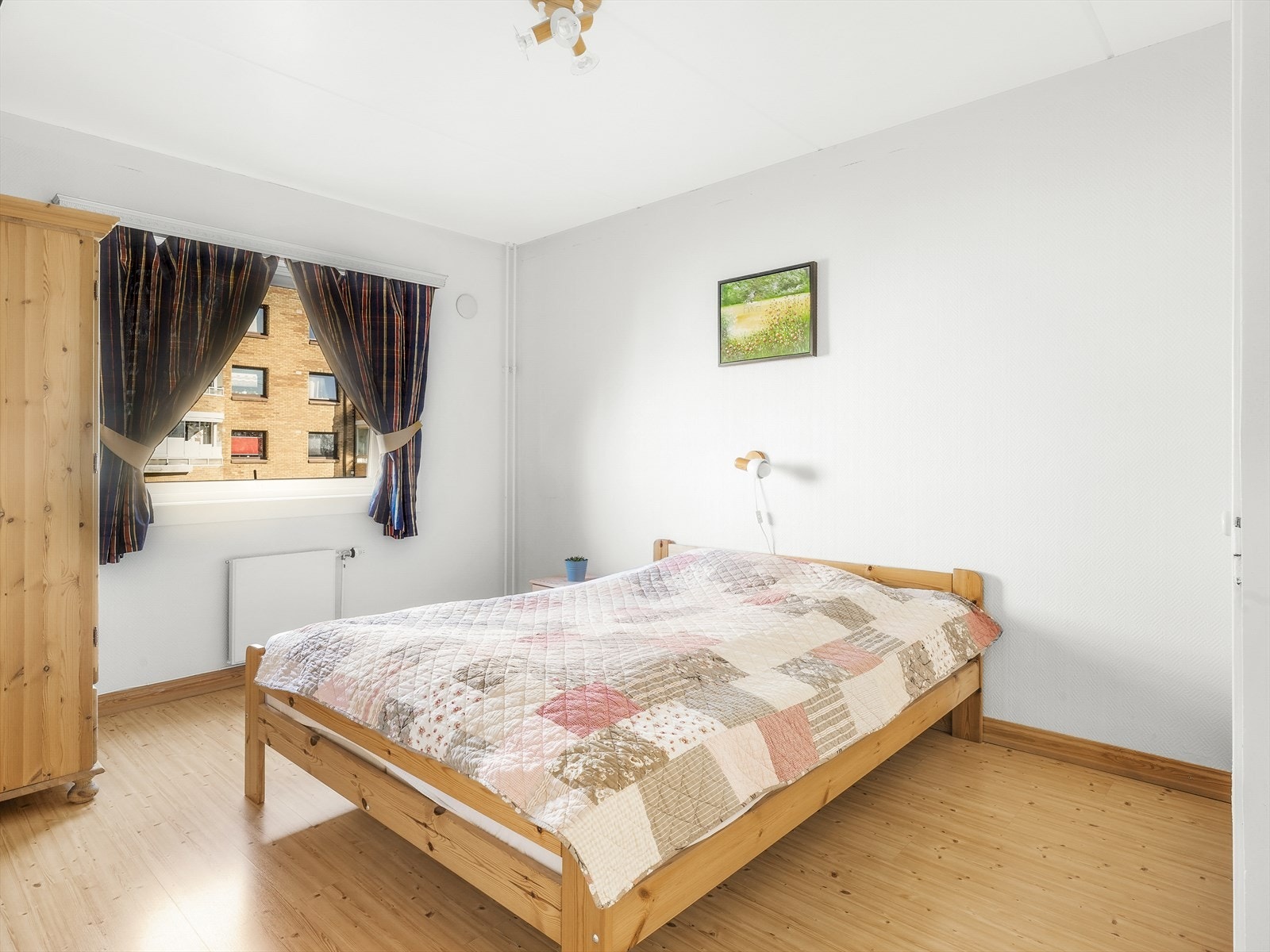 Soverom II med plass for seng, nattbord og oppbevaringsmøbel. Kan fint brukes som barnerom, gjesterom, kontor eller lignende. Galleribilde