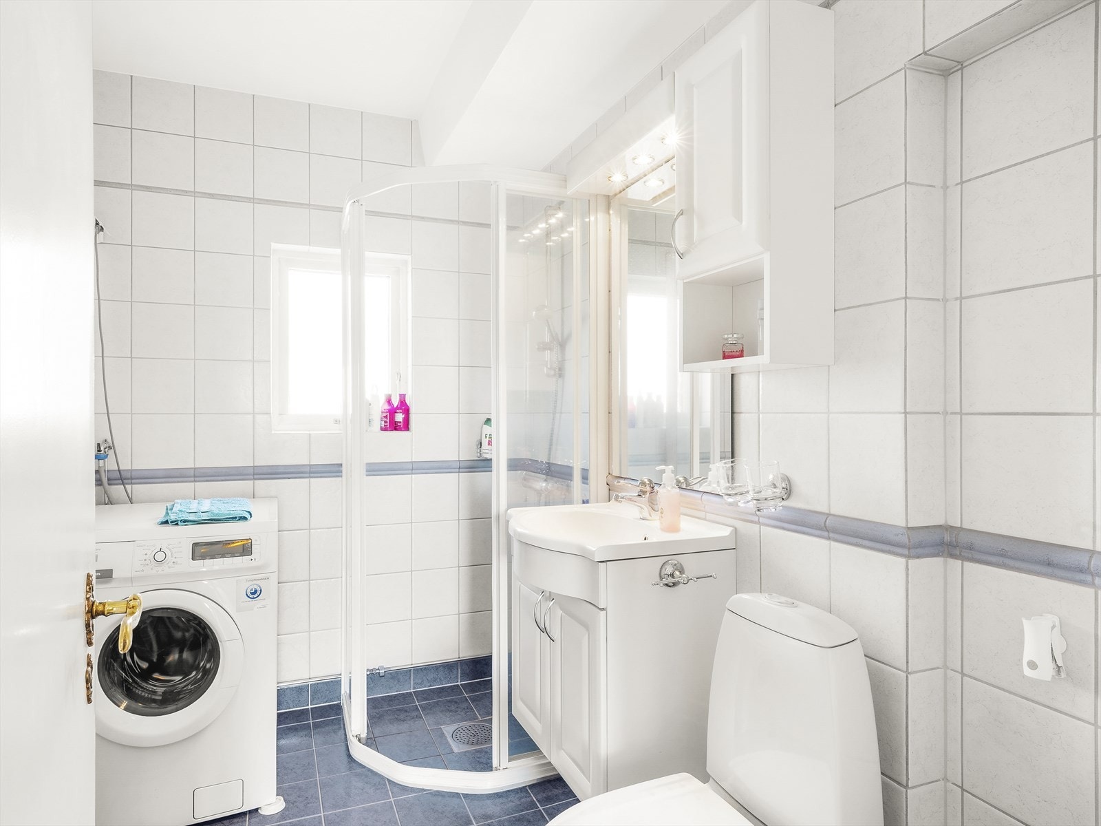 Heldekkende servant, med ett-greps blandebatteri. Galleribilde