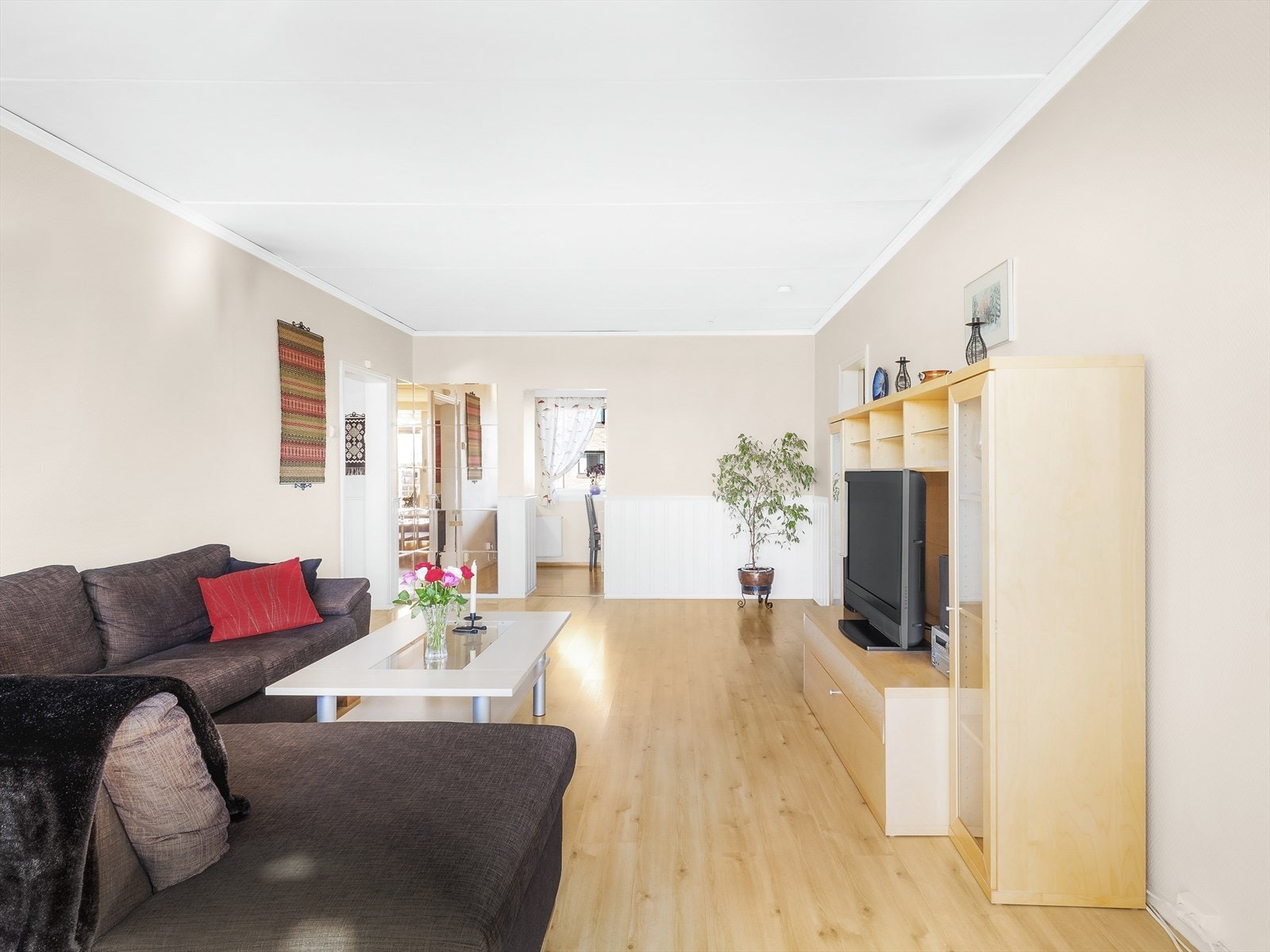 Romslig stue med fine lysforhold. Galleribilde