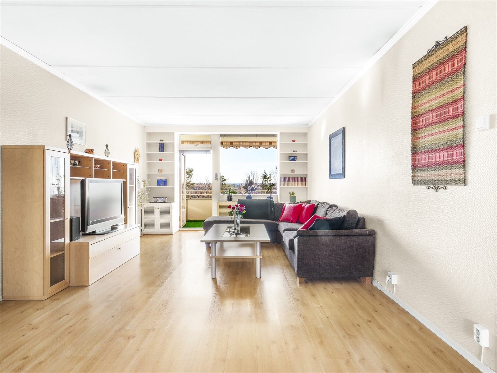 Det er utgang fra stuen ut til den vestvendte balkongen. Galleribilde