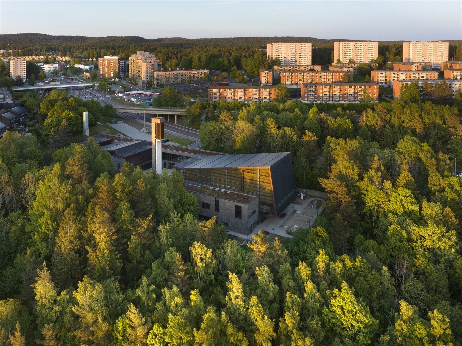 Dronebilde av Bøler kirke. Galleribilde