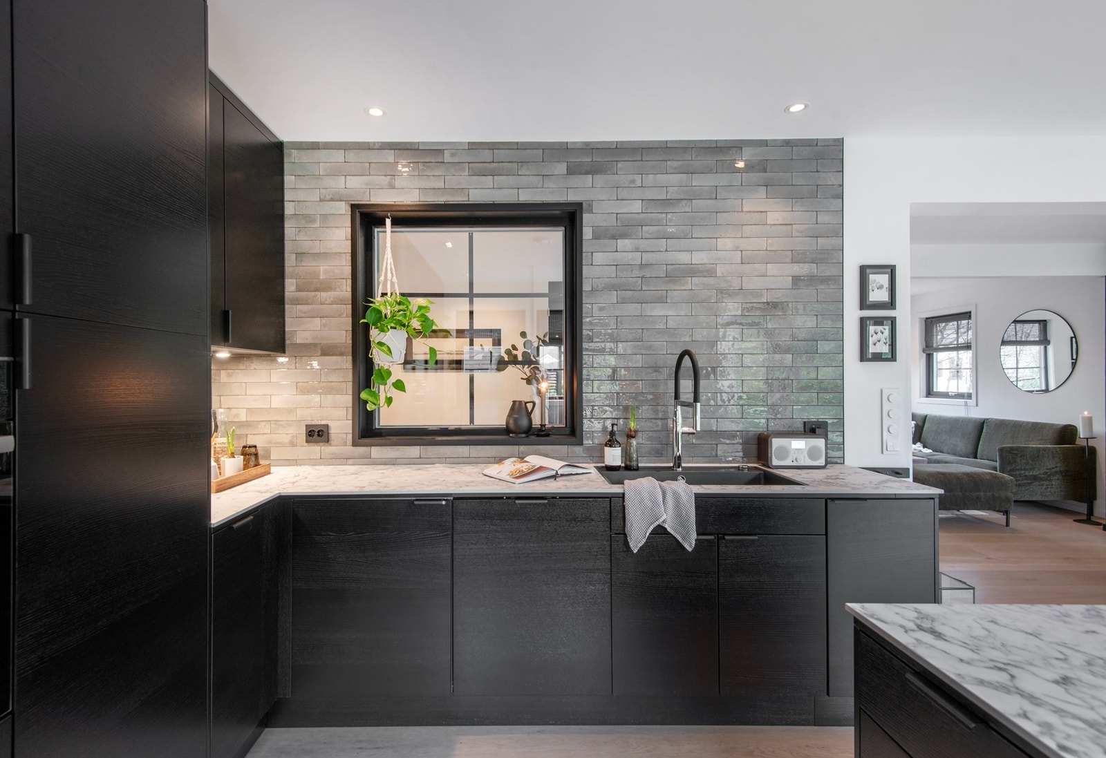 Integrert oppvaskmaskin, kjøleskap, fryseskap, stekeovn, platetopp. Galleribilde