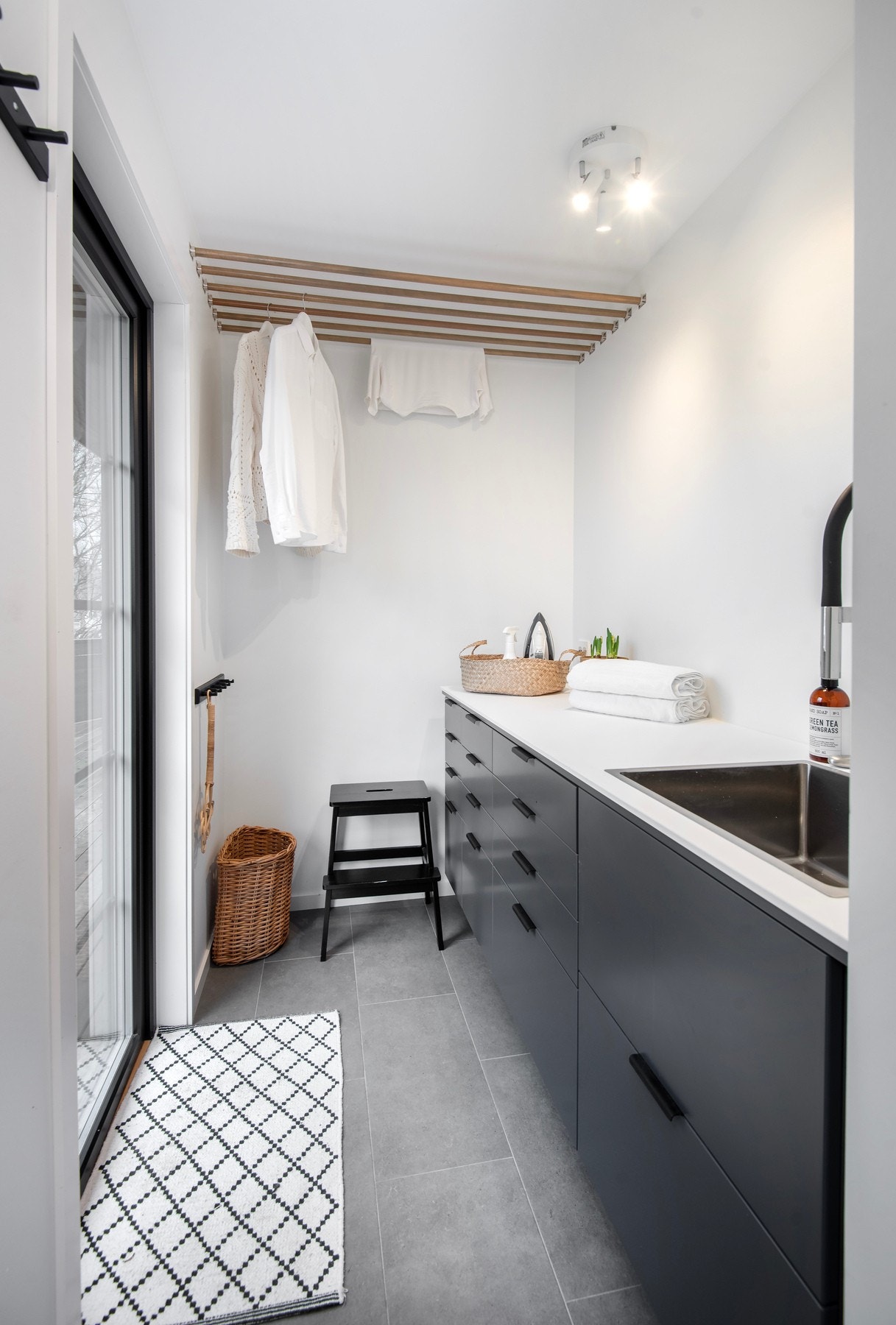 Det er utgang til terrasse fra vaskerommet. Galleribilde