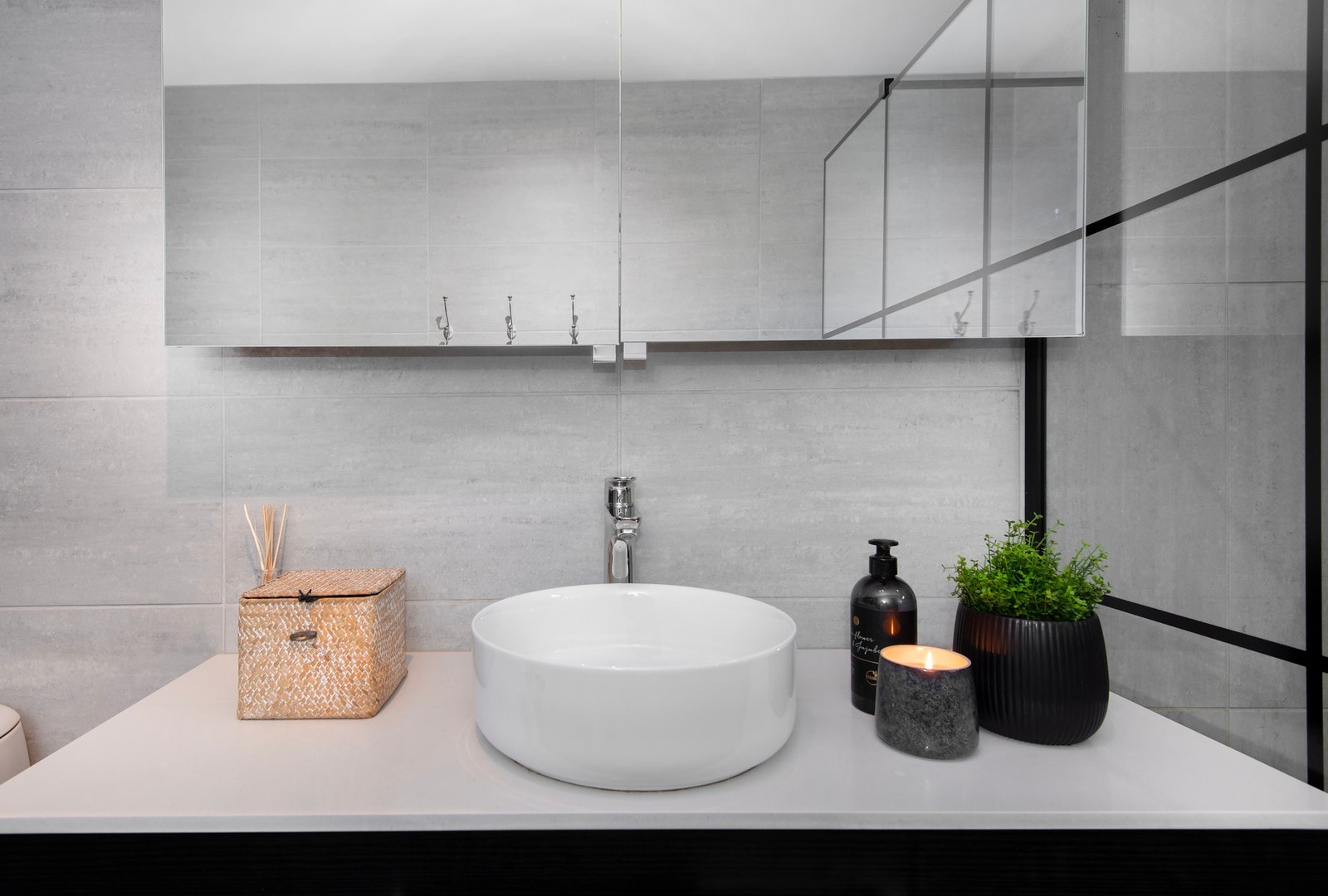 Badet er utstyrt med wc, svart innredning med helstøpt servant/plate over underskap, veggmonterte dusjdører. Galleribilde