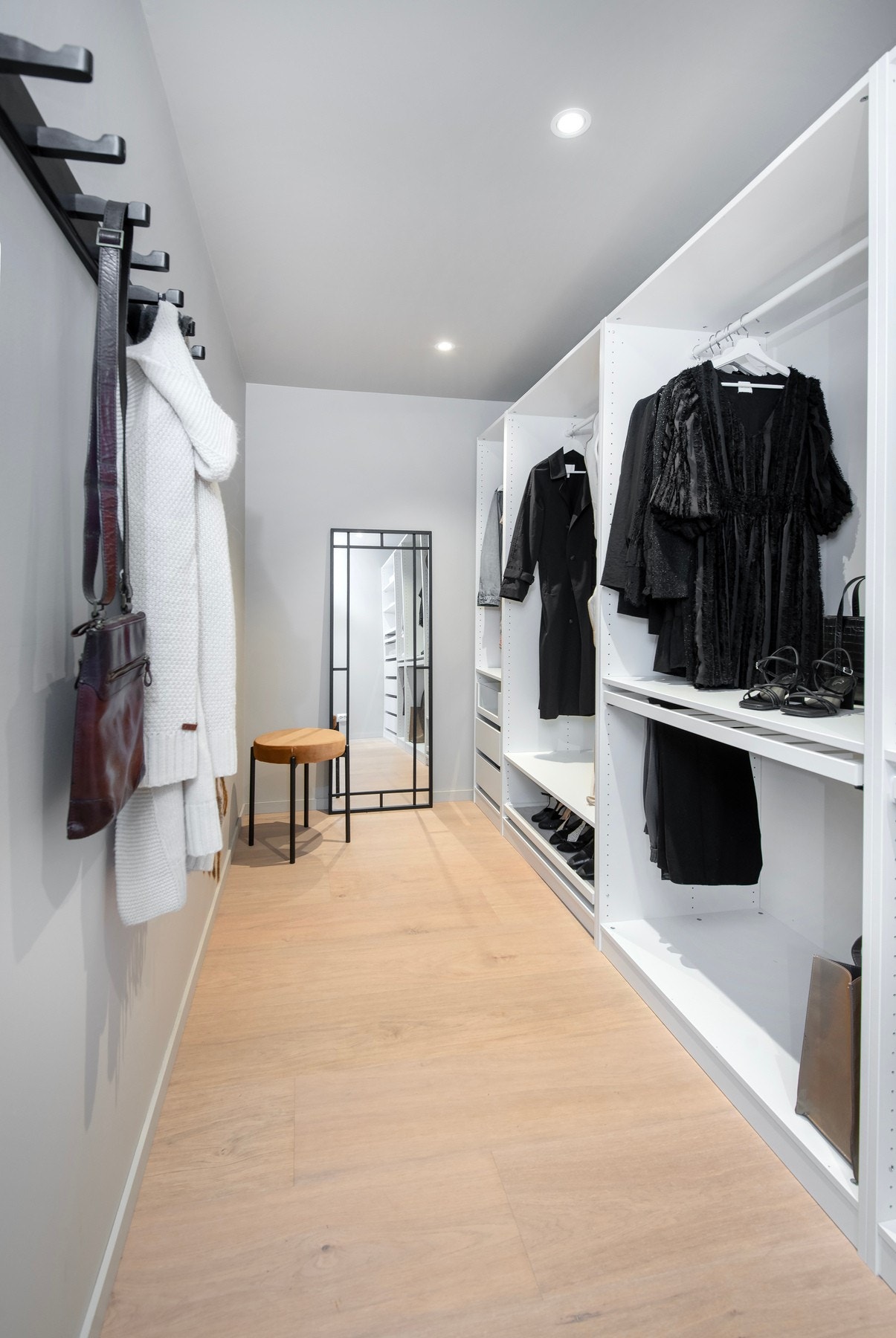 Walk-in closet med plass til mye klær og sko. Galleribilde