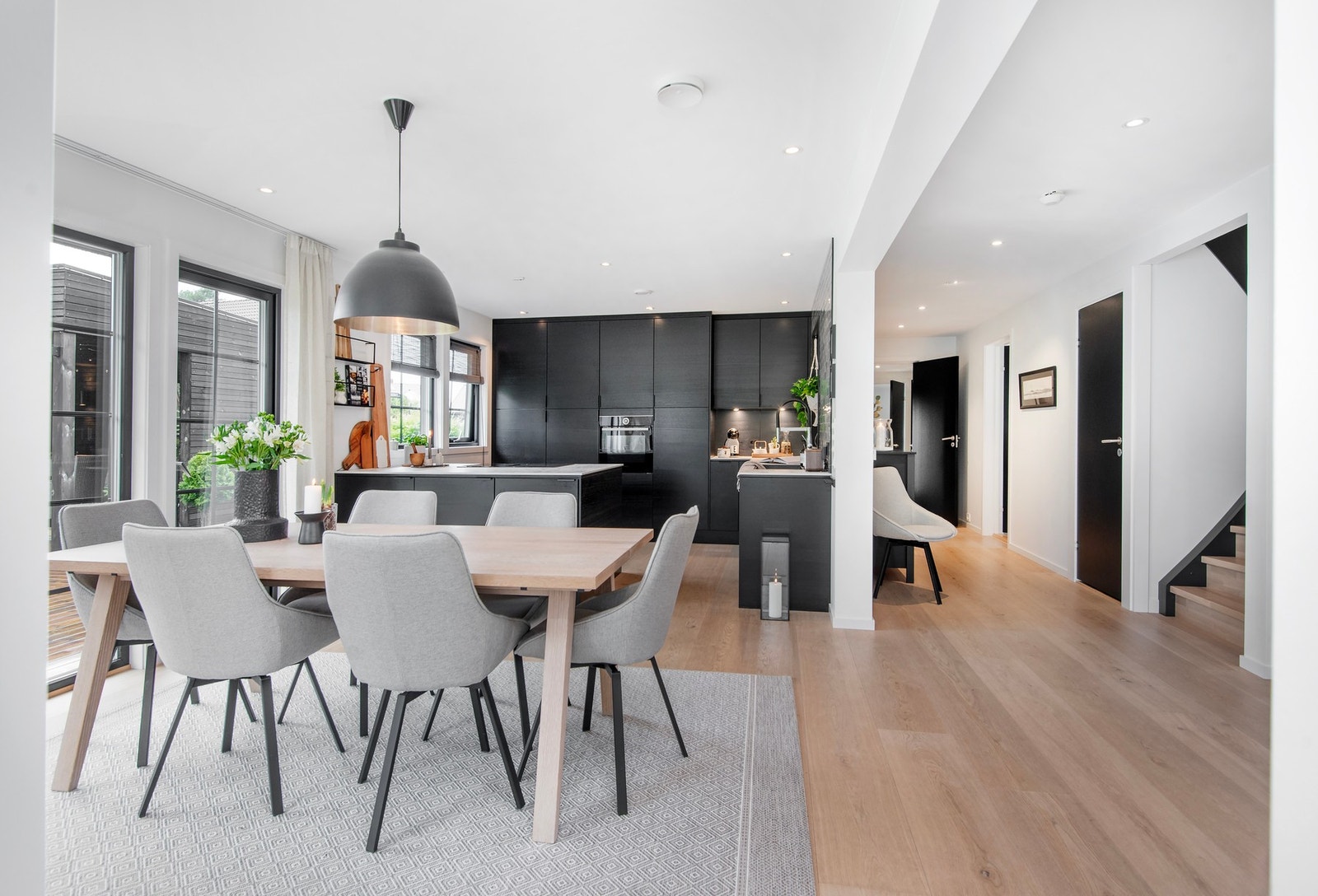 Spisestuen har en åpen og sosial løsning mot kjøkkenet. Galleribilde