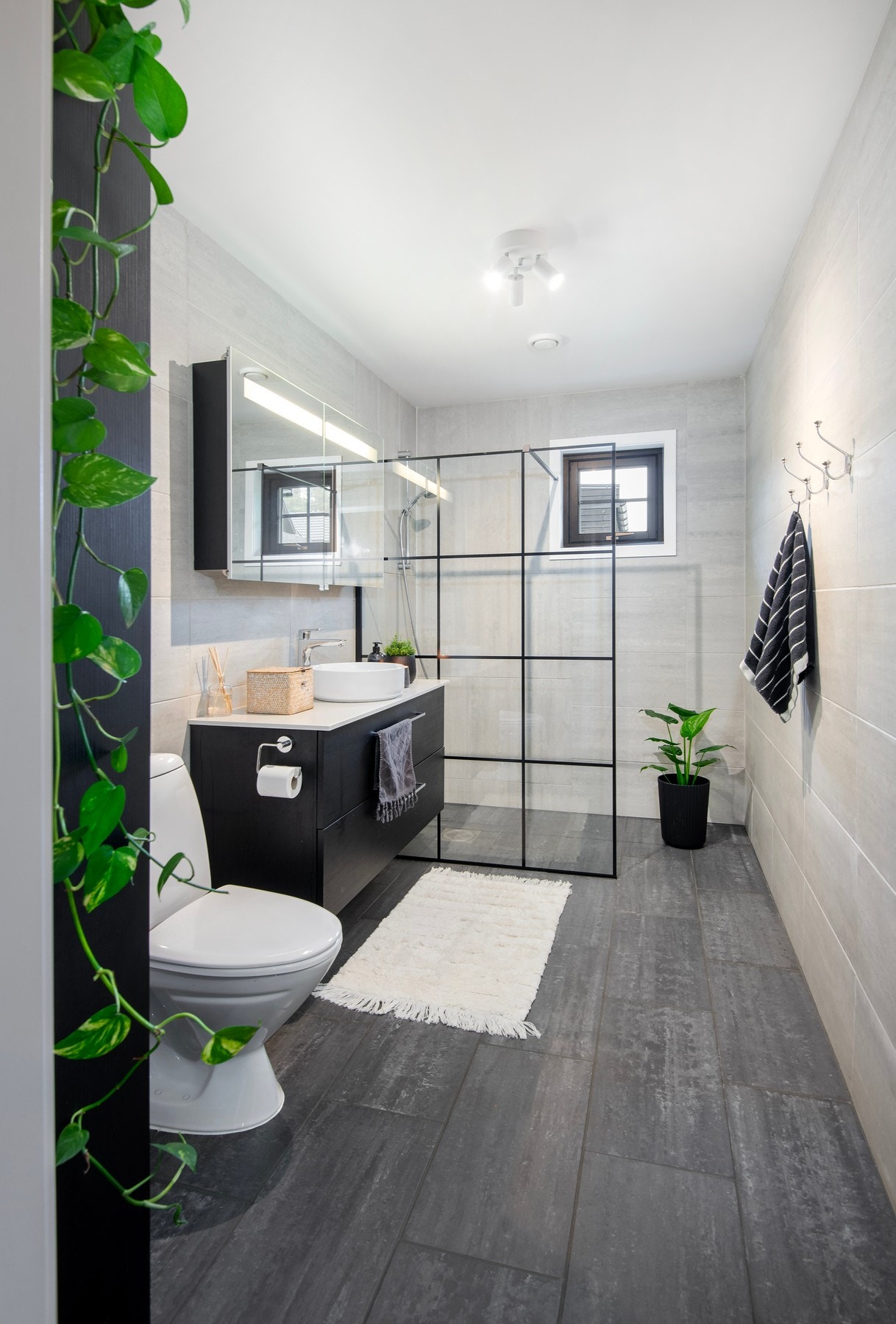 Bad med fliser på gulv og vegger. Varmekabler. Galleribilde