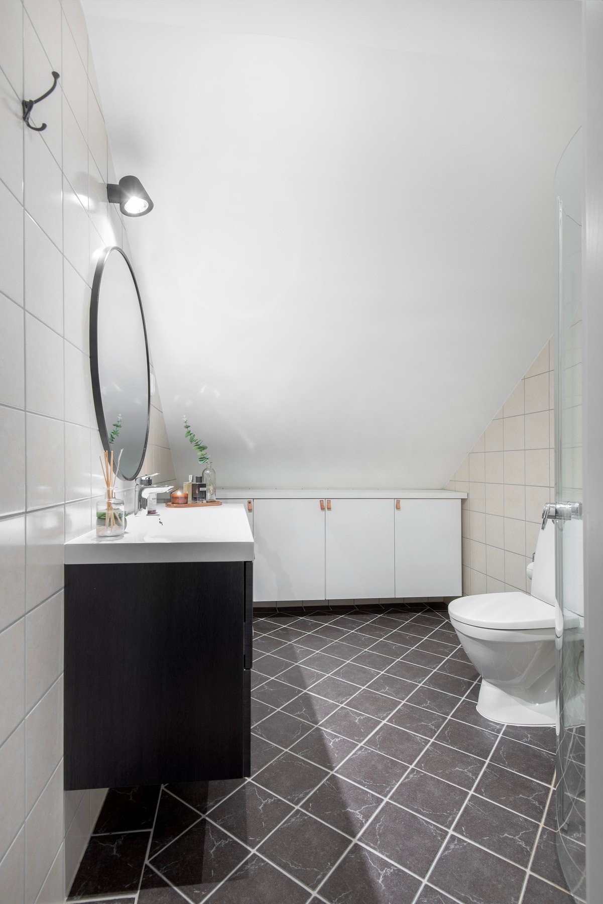 Bad på loft. Varmekabler. Galleribilde