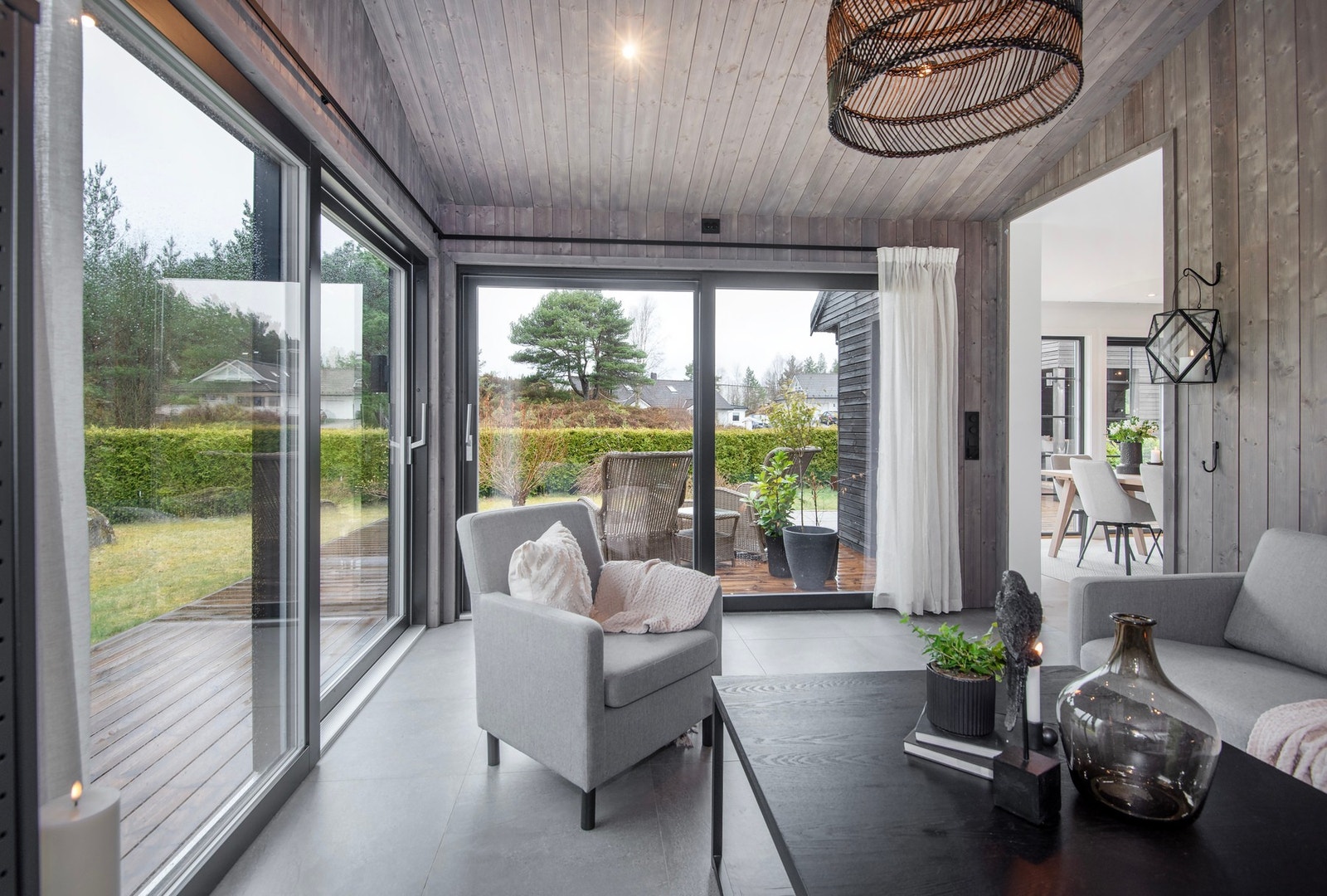 Store vindusflater som bidrar til luftig atmosfære. Galleribilde