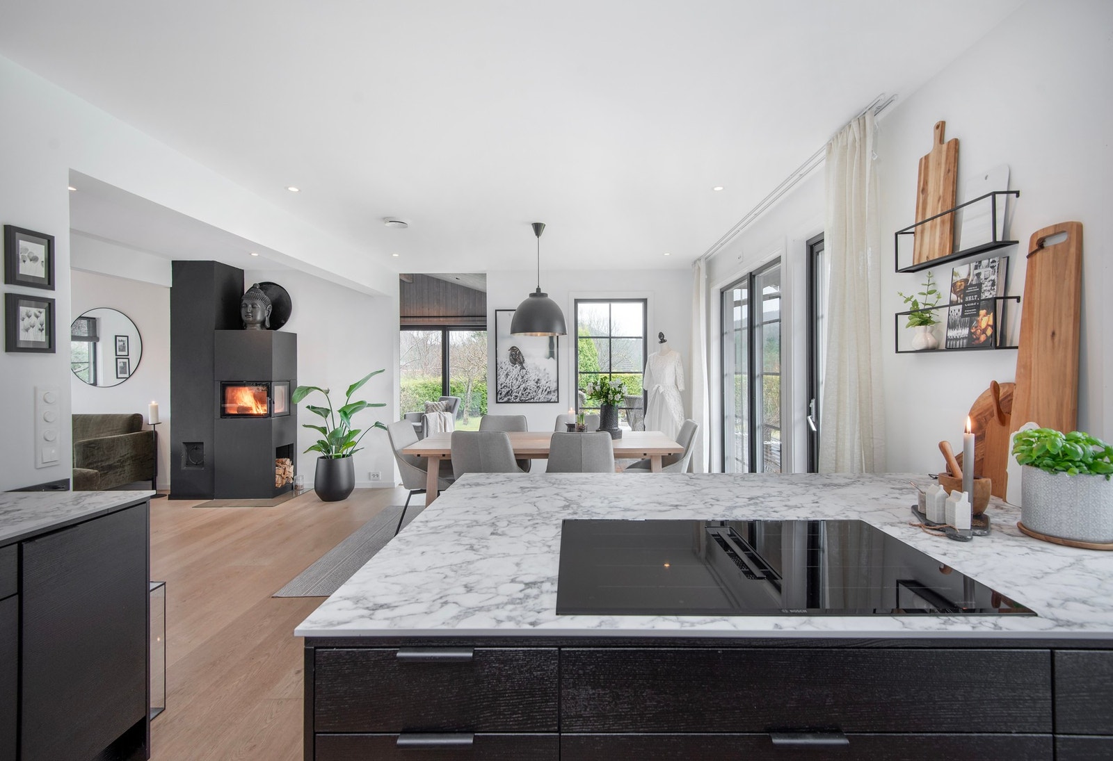 Kjøkkenøy med kjøkkenventilator nedfelt ventilator i benk. Galleribilde