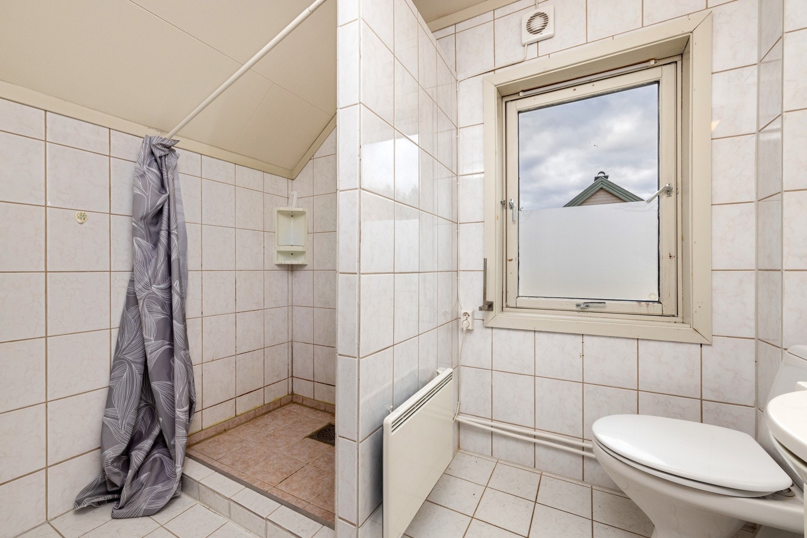 Boligen har to bad, et i 2.etasje og et i kjelleren. Her fra badet i 2.etasje. Galleribilde