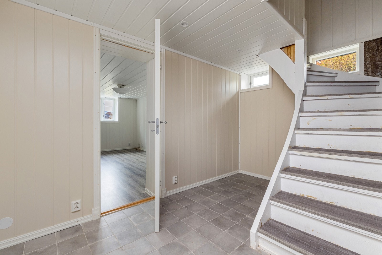 Kjelleren består av bad og to soverom. Galleribilde