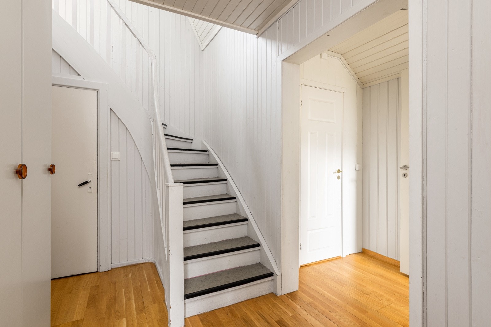 Gangen tar deg opp til 2.etasje, og videre inn i husets 1.etasje. Galleribilde