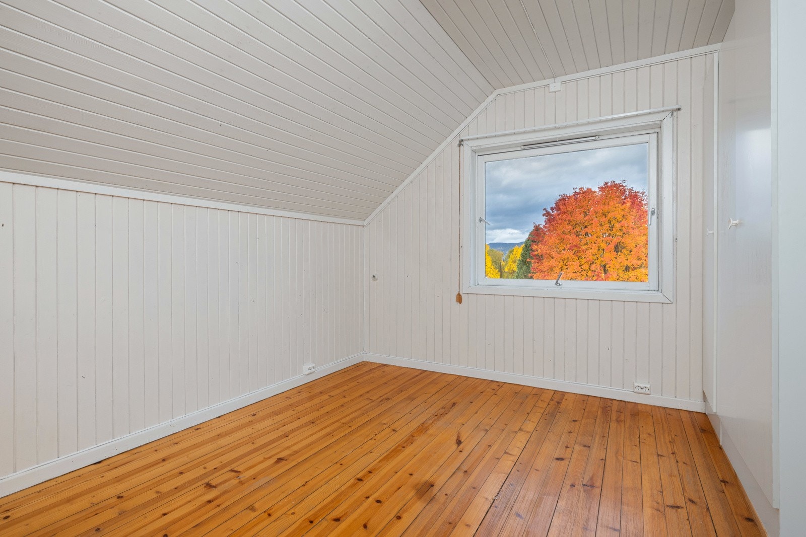 Romslig soverom i 2.etasje med god plass til blant annet dobbeltseng. Galleribilde