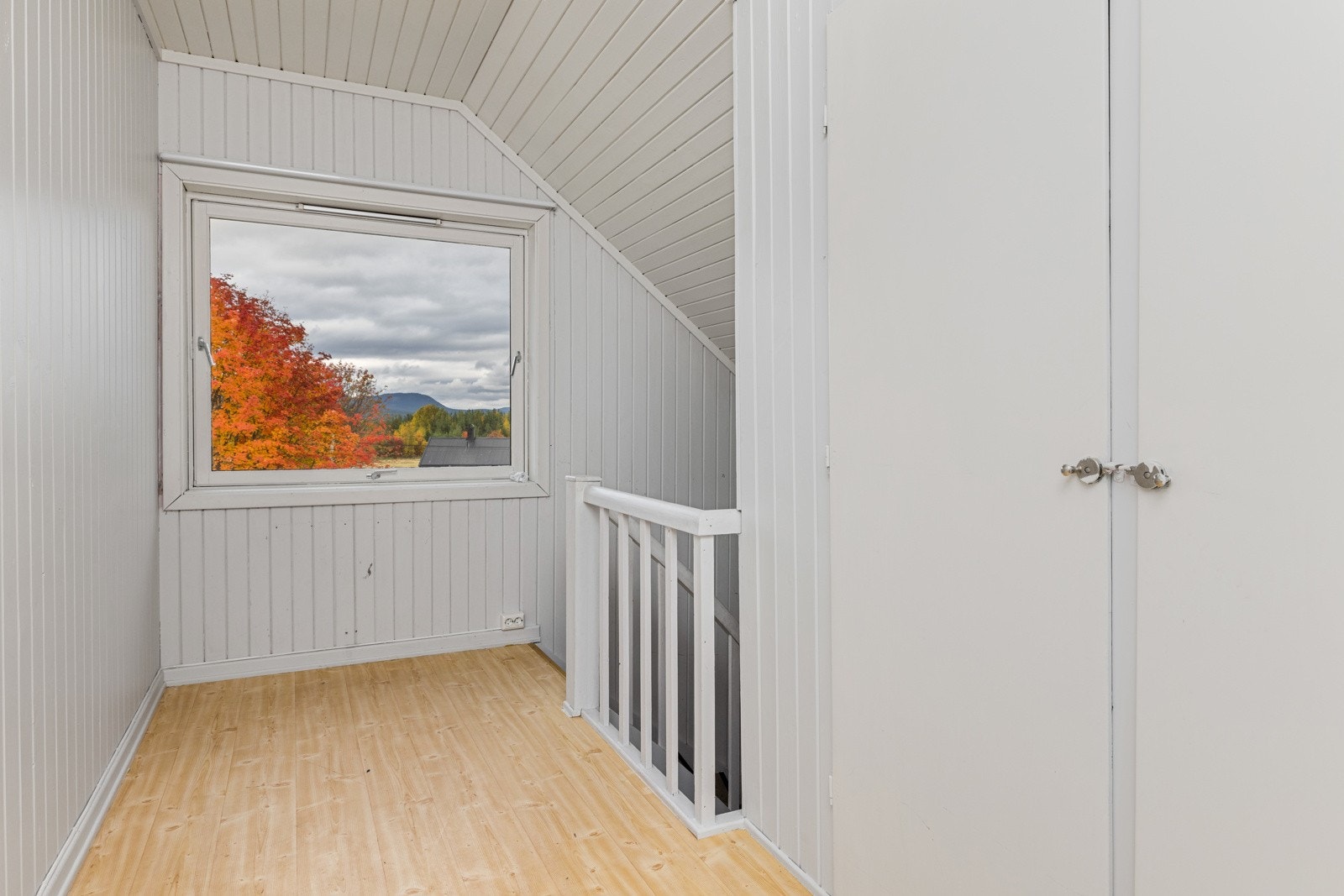 Boligens 2.etasje består av bad og to soverom. Galleribilde