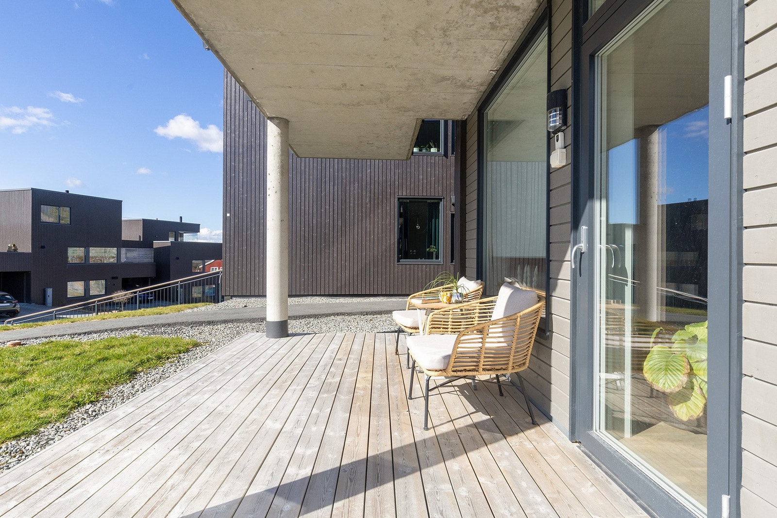 Terrasseplatting hvor deler er under tak, med adkomst til felles hage. Galleribilde