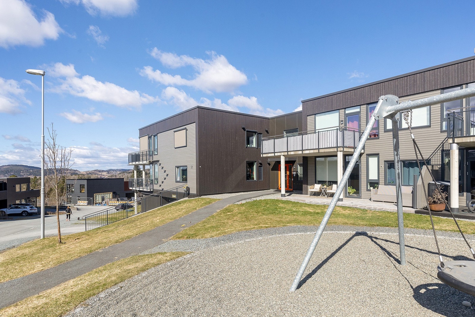 Det er parkeringsplass og bod i kjeller med heistilgang. Galleribilde