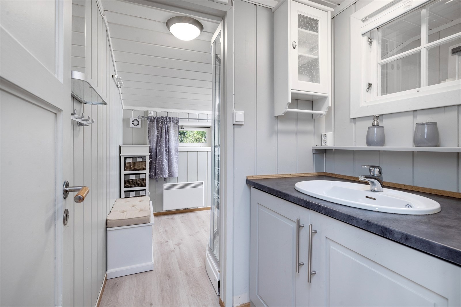Toalettrom har linoleum på gulv, malt panel på vegger og i tak. Galleribilde