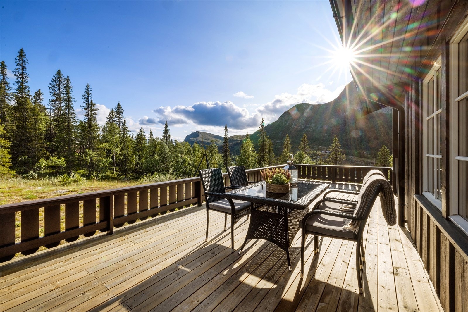 Hytta har en solrik og fin terrasse, her kan man virkelig slappe av og nyte stillheten. Galleribilde