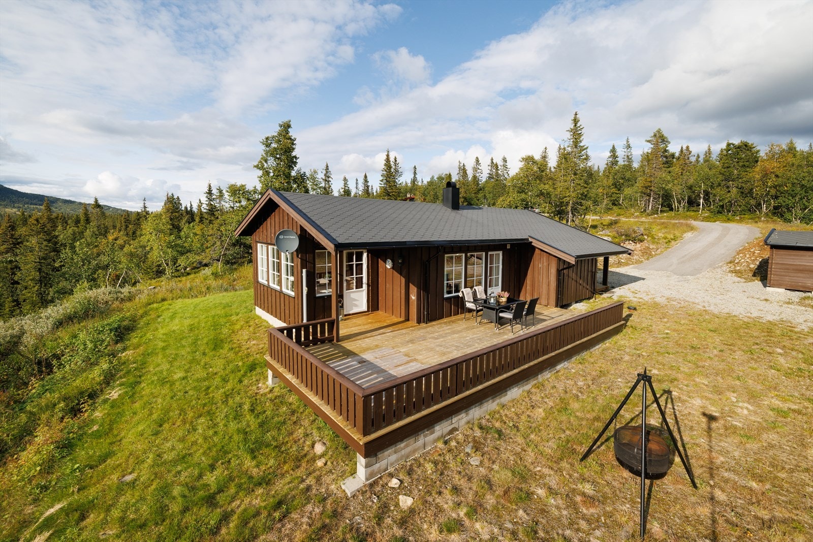 Velkommen til Bergshammarlia 100! Flott og innbydende hytte på stor eiet utsiktstomt. Galleribilde
