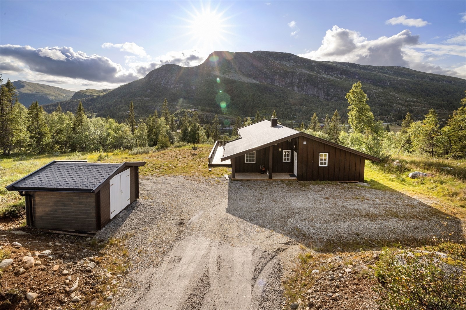 Det er fine turmuligheter i umiddelbar nærhet, samt kort vei til Haglebuvannet med båt- og bademuligheter. Her finnes også fin tursti rundt vannet. Nær alpinanlegg, fjellstue og dagligvarebutikk. Galleribilde