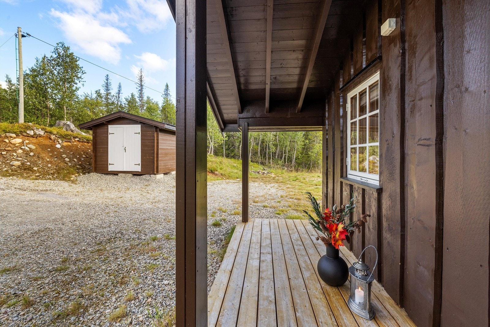 Eiendommen har også et frittliggende uthus, med gode oppbevaringsmuligheter. Galleribilde