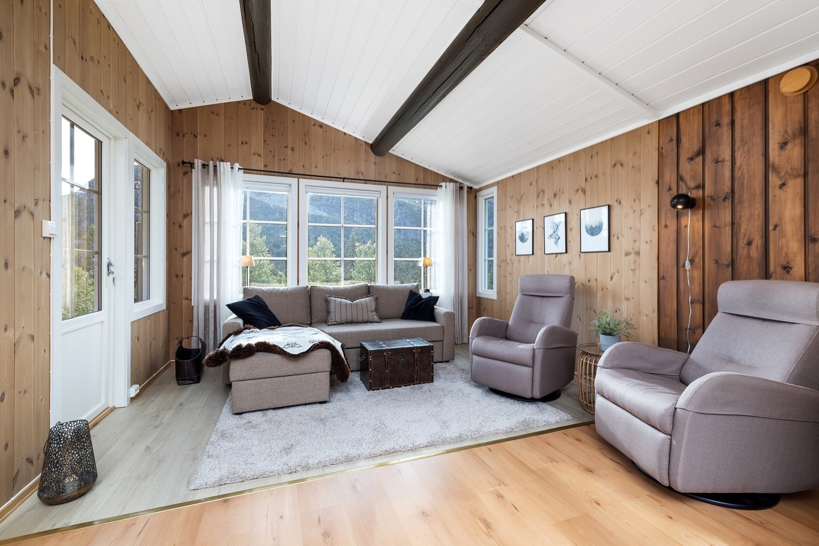 Det er gode møbleringsmuligheter så man har friheten til å innrede med flere sittegrupper. Galleribilde