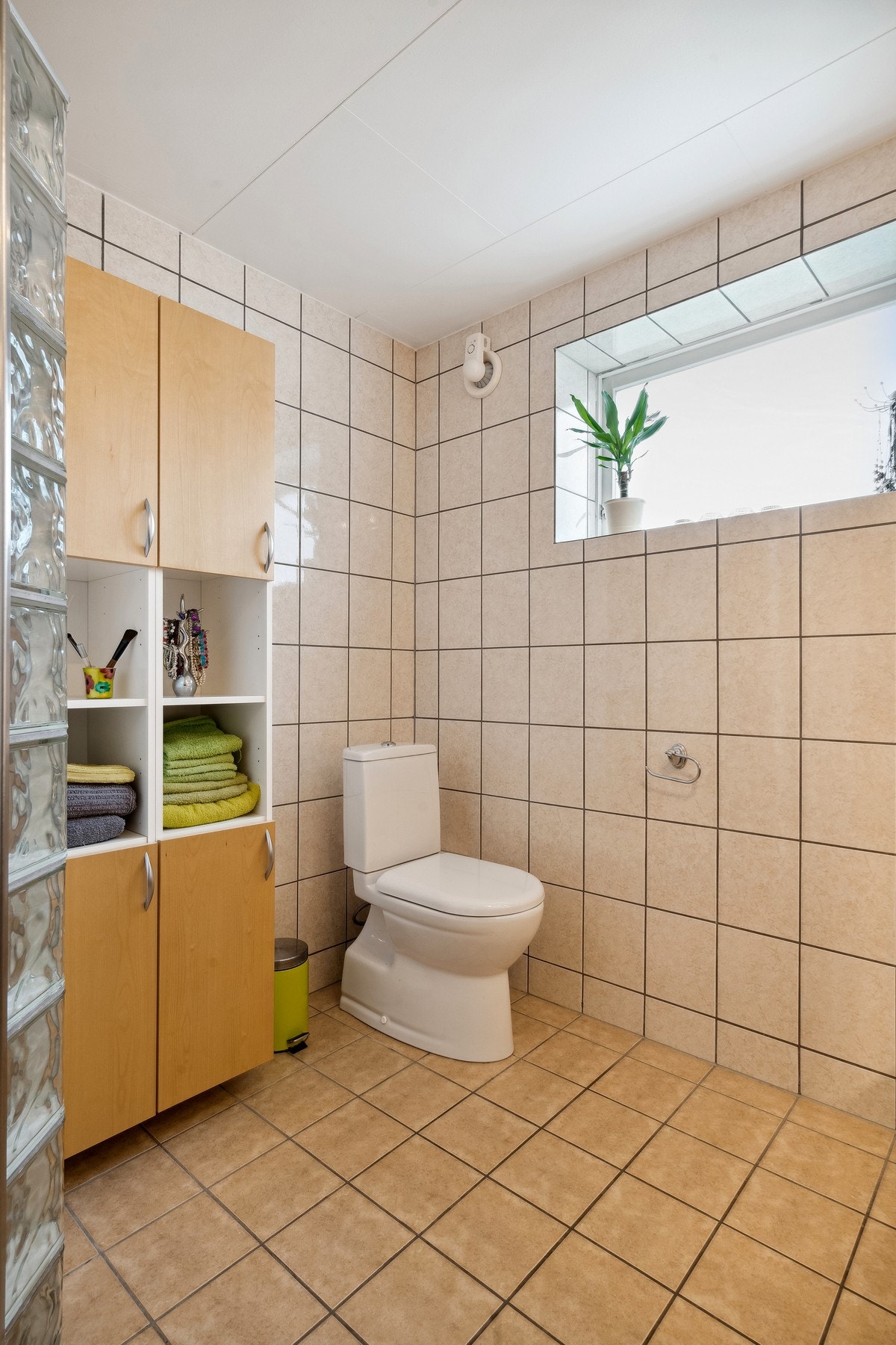 Badet er romslig med god oppbevaringsplass. Galleribilde