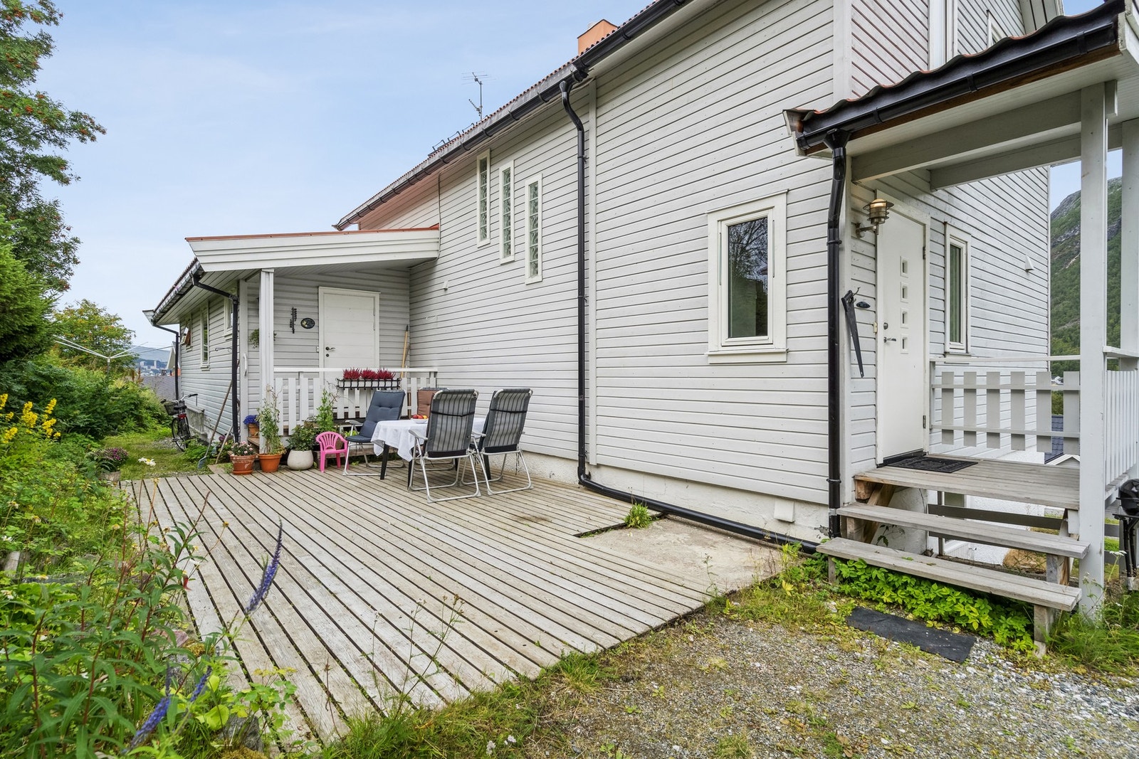 Skjermet markterrasse, en nydelig plass å nyte sola om formiddagen. Galleribilde