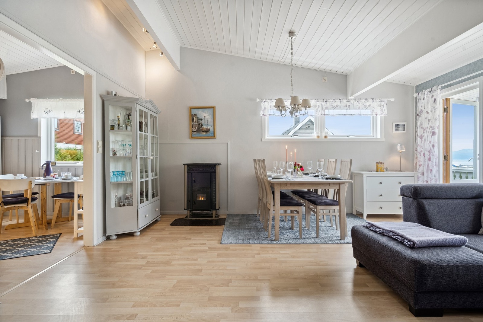 Vedfyring gir en behagelig oppvarming på høst og vinterstid. Galleribilde