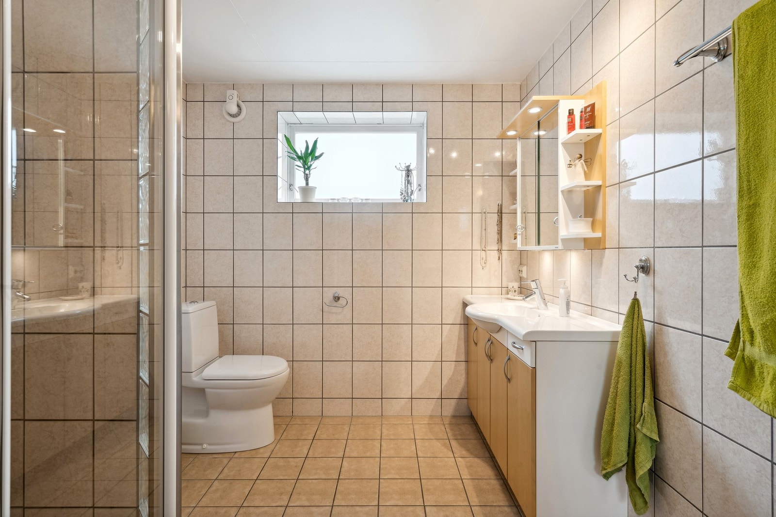 Her får du en moderne innredning med speil og belysning. Galleribilde