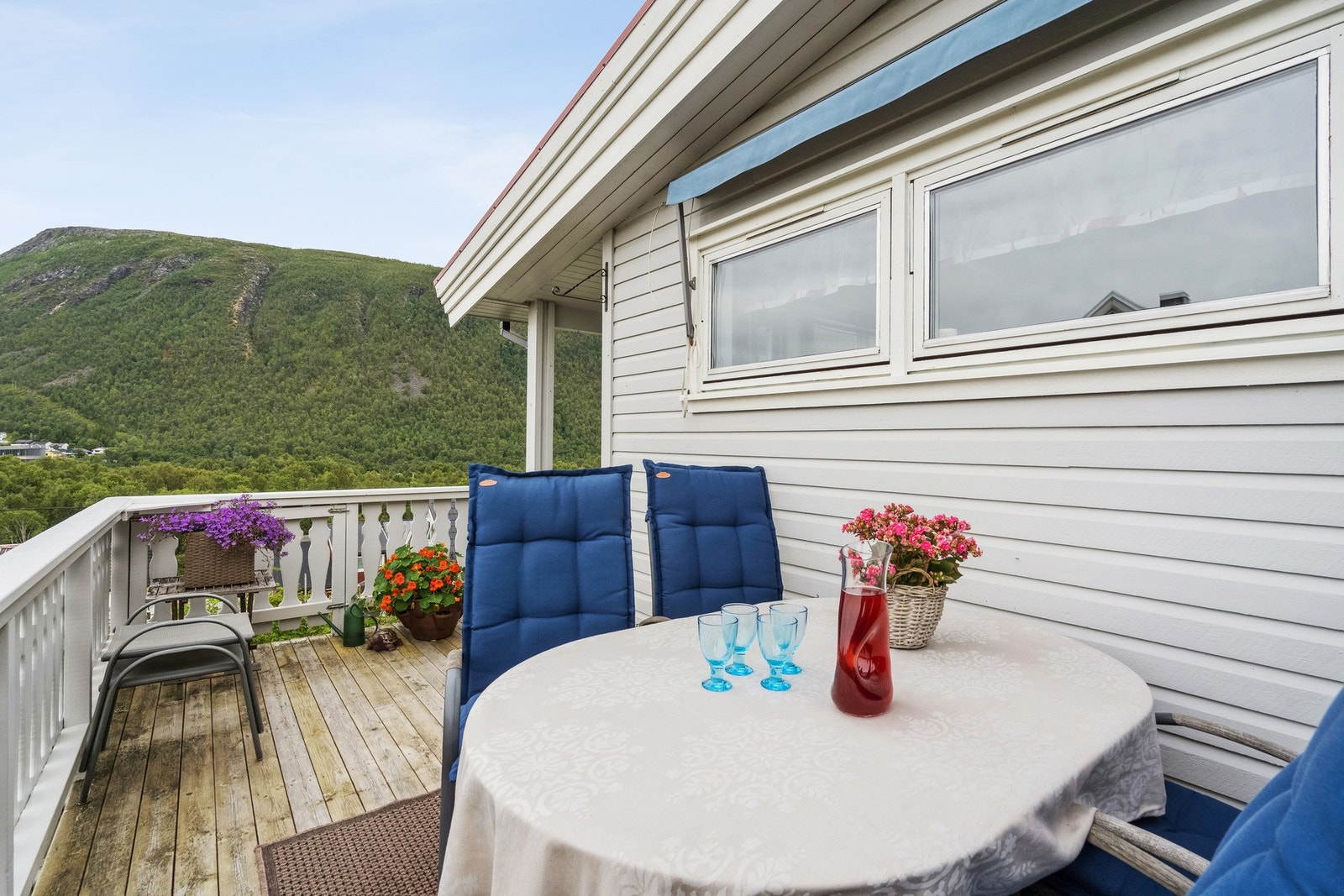 På terrassen får du plass til både grill og sittegruppe. Galleribilde