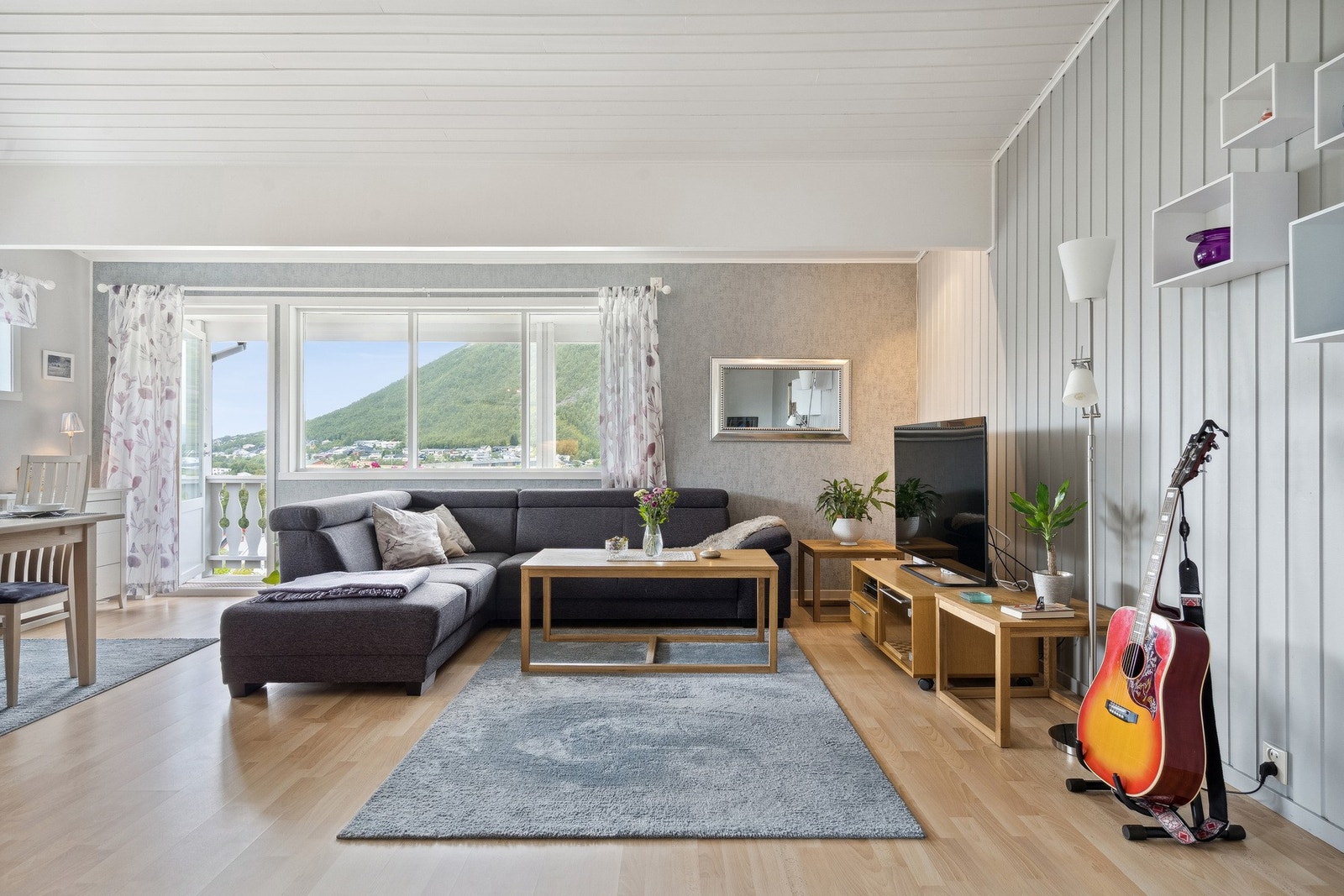 Fra stue er det utgang til terrasse. Galleribilde