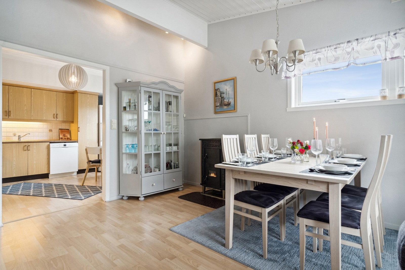 Her er det god plass til et romslig bord med plass til flere. Galleribilde