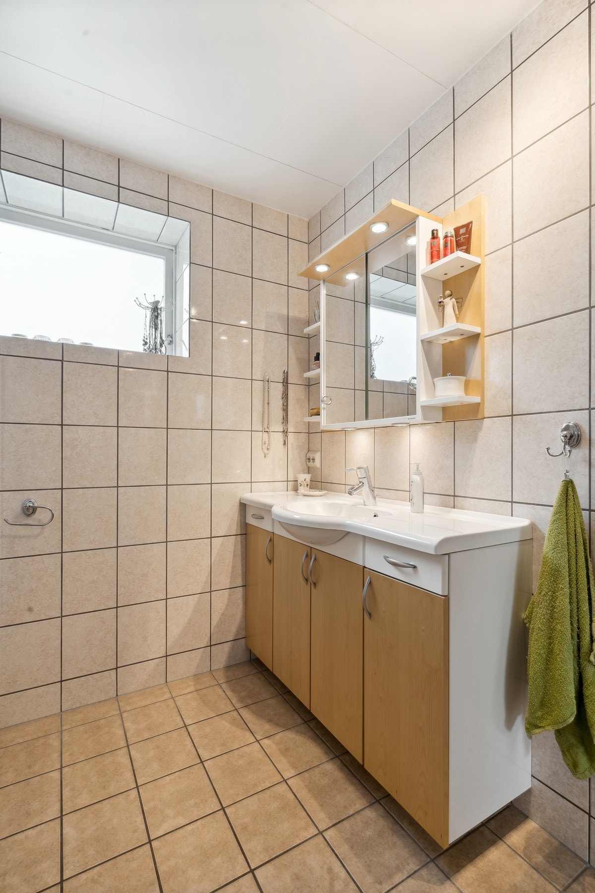 Stor og praktisk servant. Galleribilde