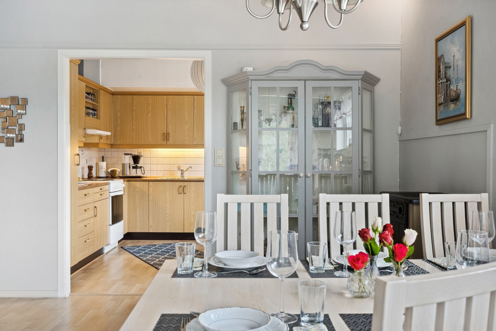 Rett ved kjøkkenet får du spisestuen. Galleribilde