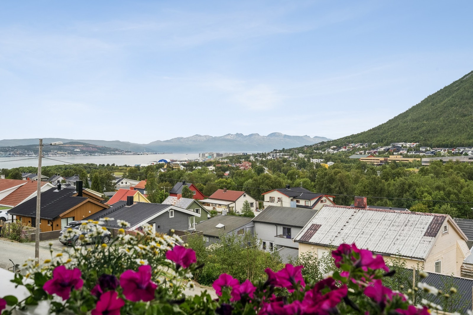 Boligen ligger fantastisk til i høyden med god utsikt. Galleribilde