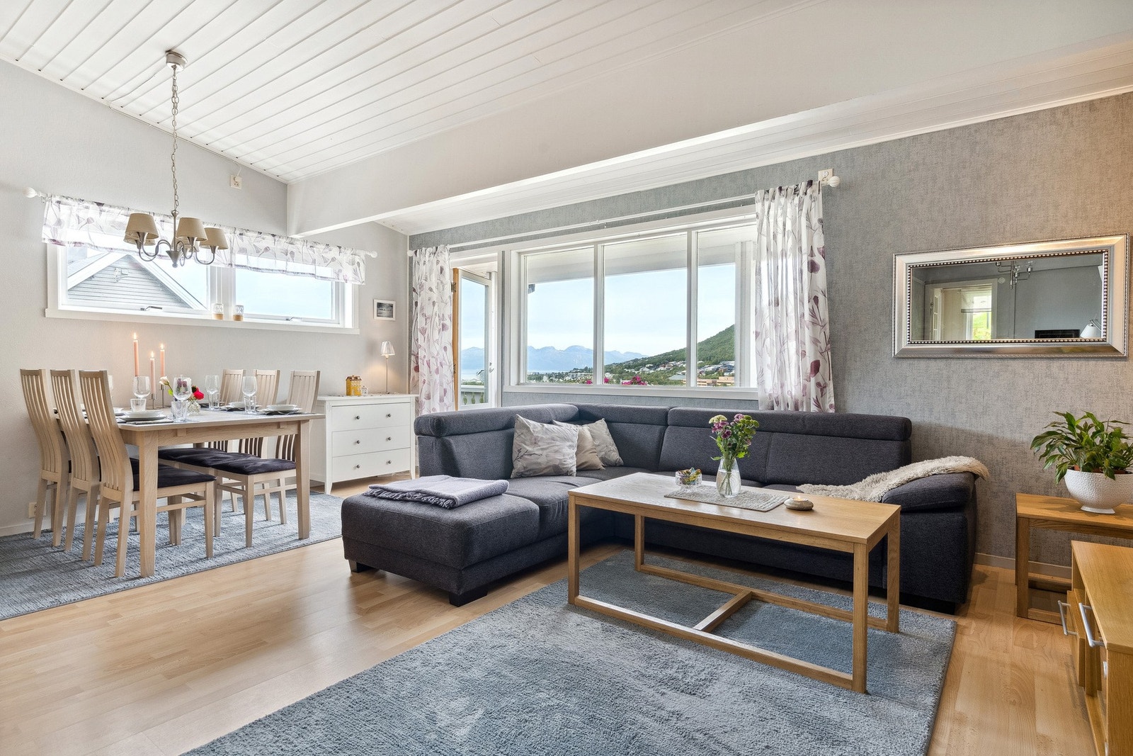 Romslig og åpen stue med mye lysinnslipp og flott utsikt. Galleribilde