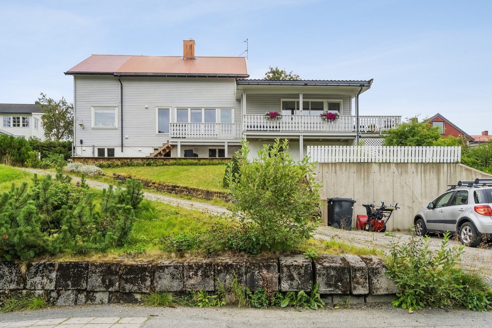 Velkommen til Skarvegen 23! Her presentert av Wenche Odden Kvamme i EiendomsMegler1 Rødbanken. Galleribilde