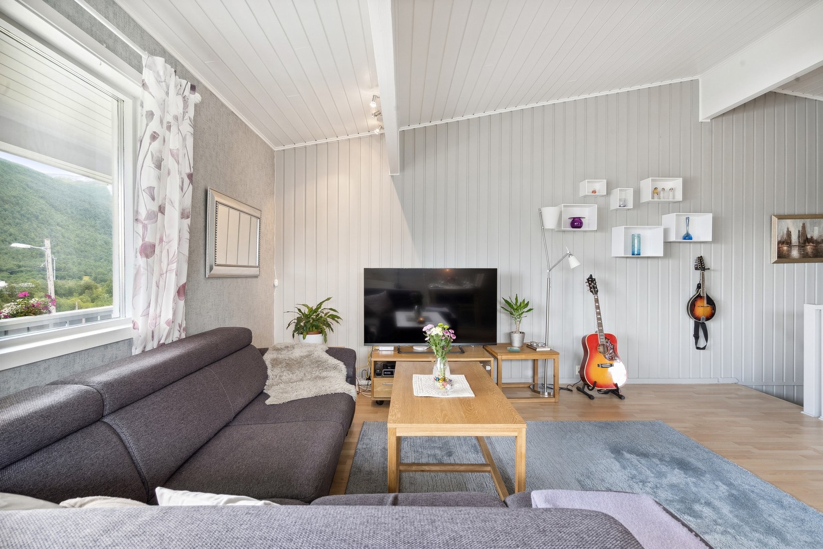 Store vindusflater, gir rikelig med lys. Galleribilde