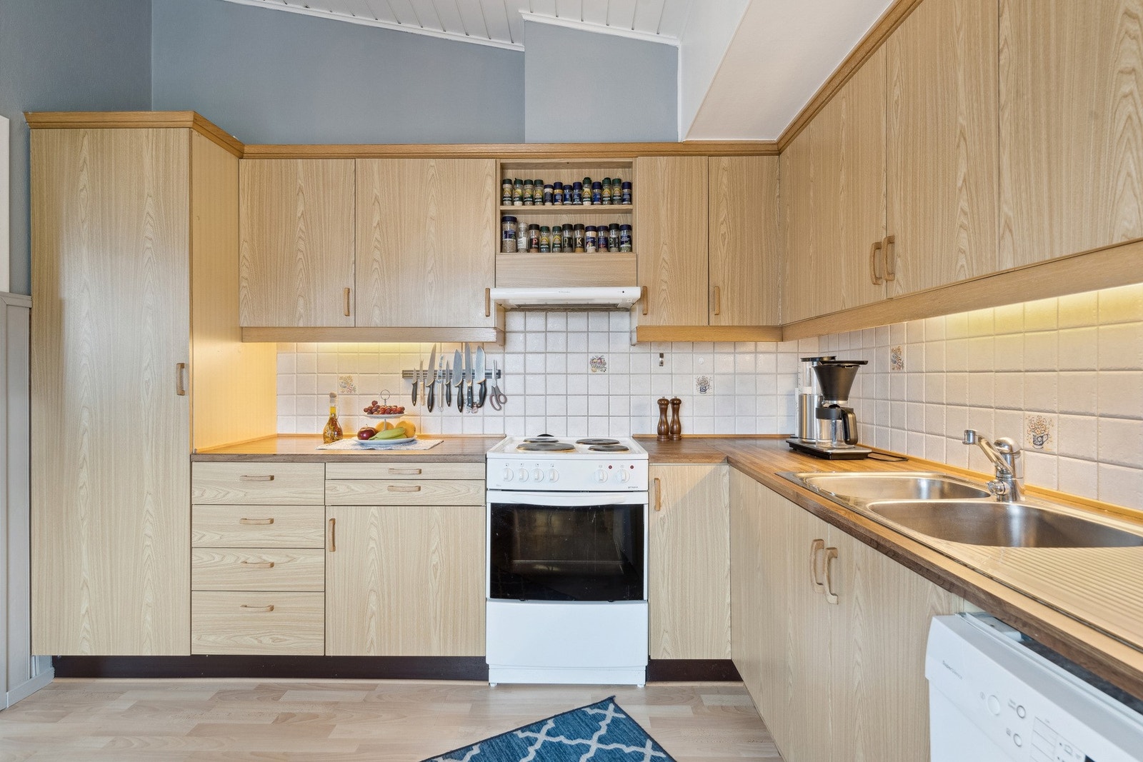 Stort kjøkken med mye skap- og benkeplass. Galleribilde