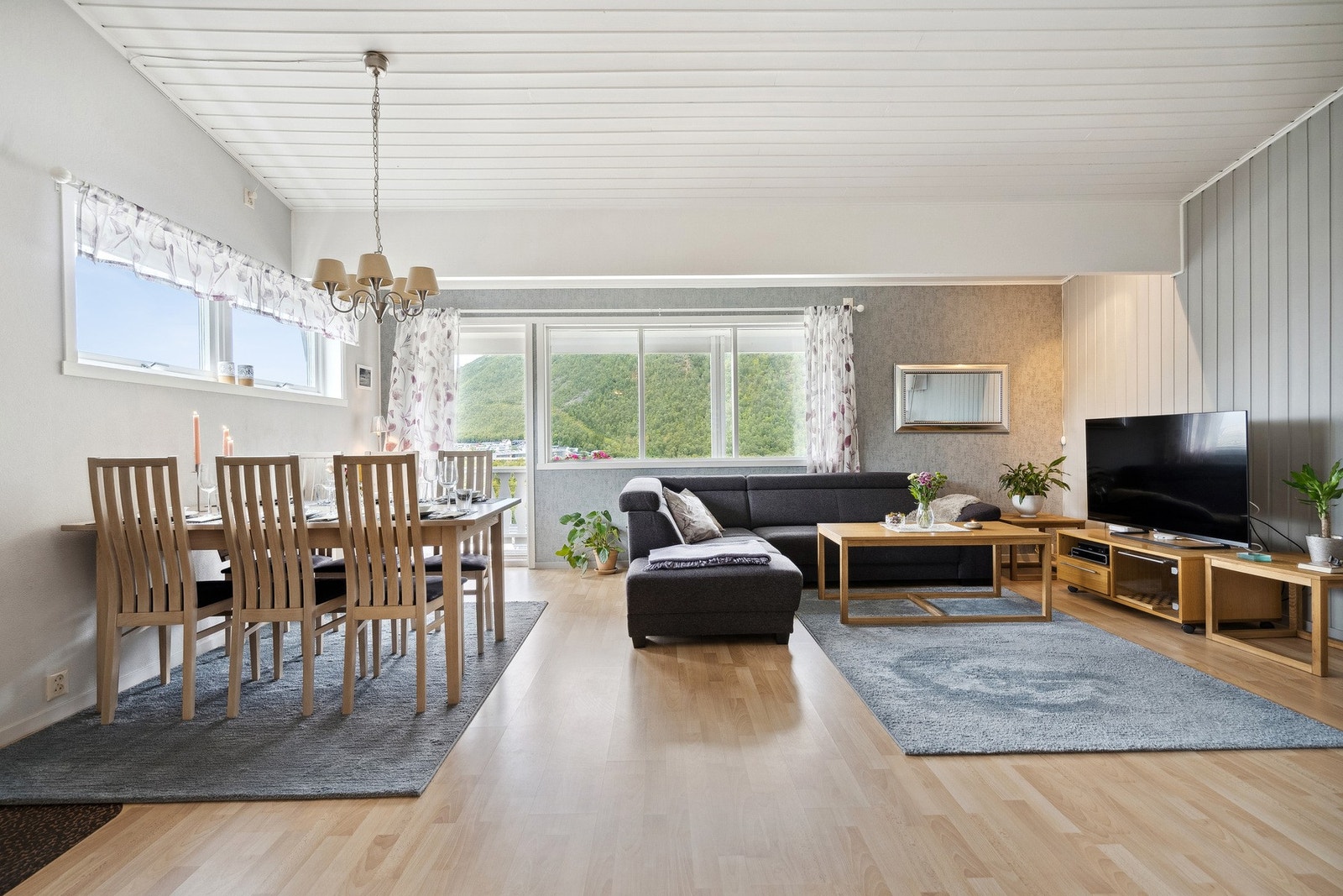 Stuens utforming gjør det enkelt å møblere. Galleribilde