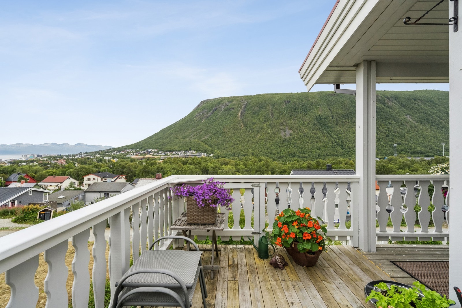 Stor solrik veranda med god plass til hagemøbler. Galleribilde