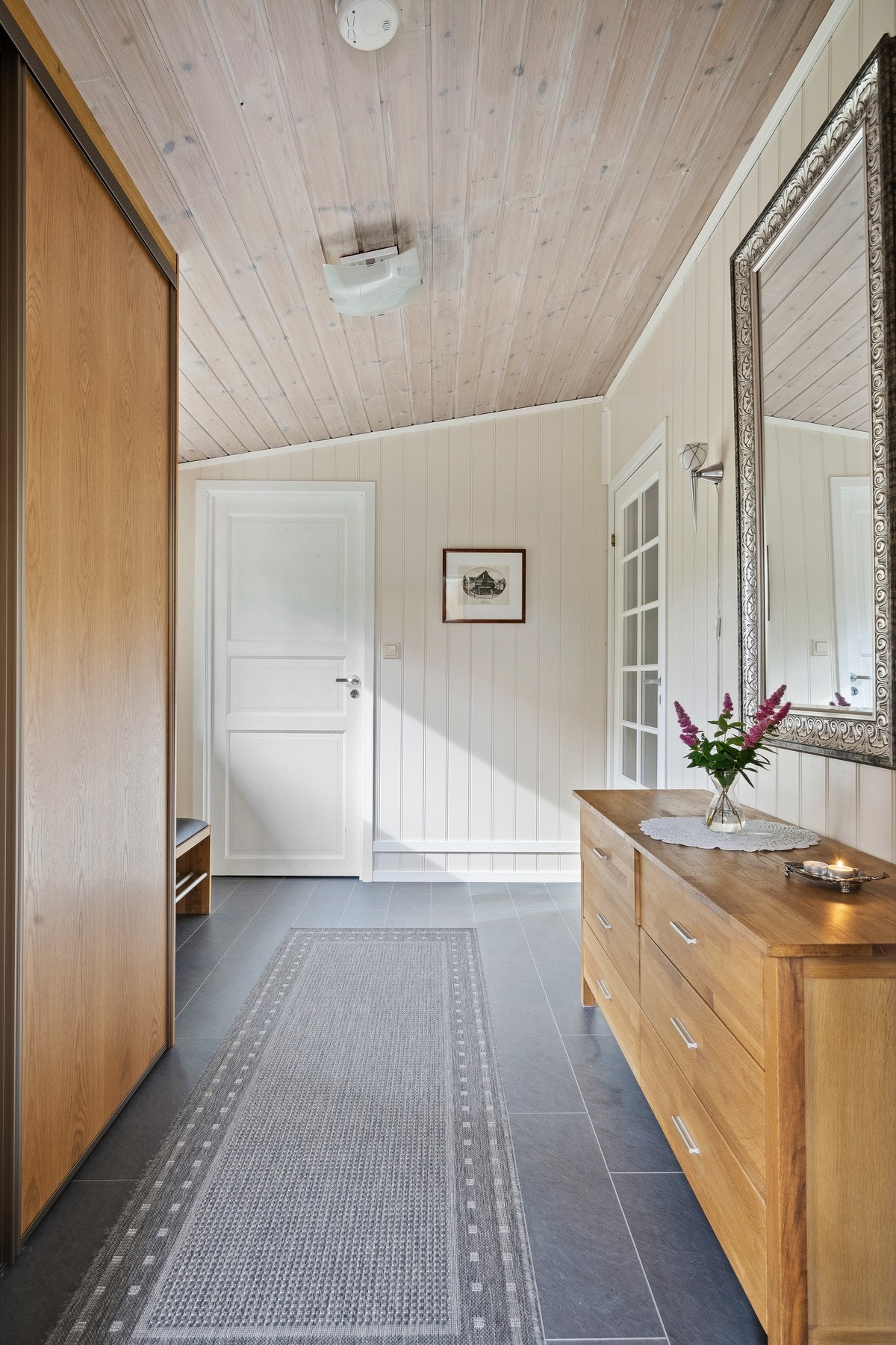 Stor entré og gang med mulighet for mye oppbevaring. Galleribilde