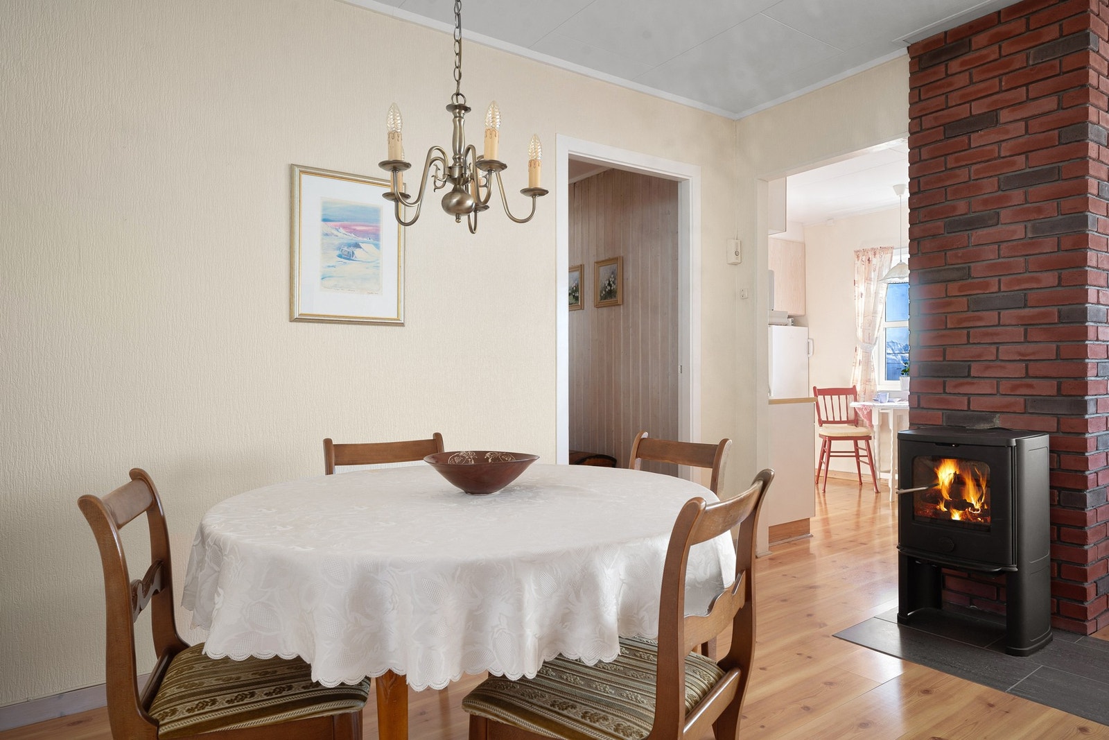 Trivelig spisestue direkte tilknyttet kjøkkenet Galleribilde