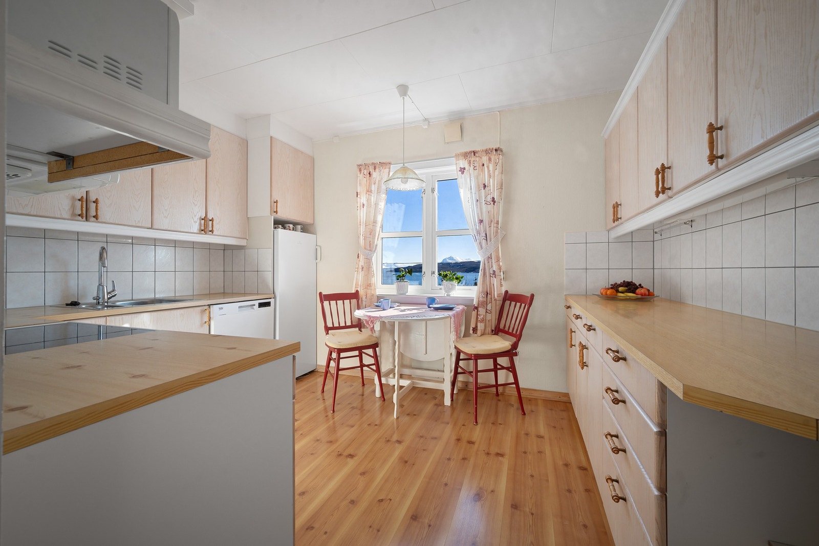 Kjøkkenet gir deg mye rom i skuffer of skap, i tillegg til arbeidsplass på benk Galleribilde