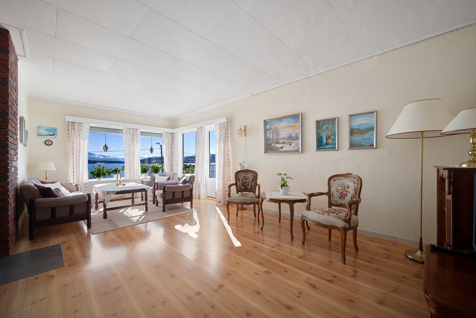 Velkommen inn! Lys og trivelig stue med utsikt Galleribilde