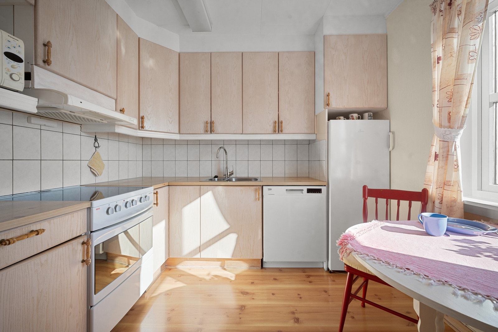 Praktisk kjøkken med god skap og benkeplass. Hvitevarer kan medfølge om ønskelig Galleribilde