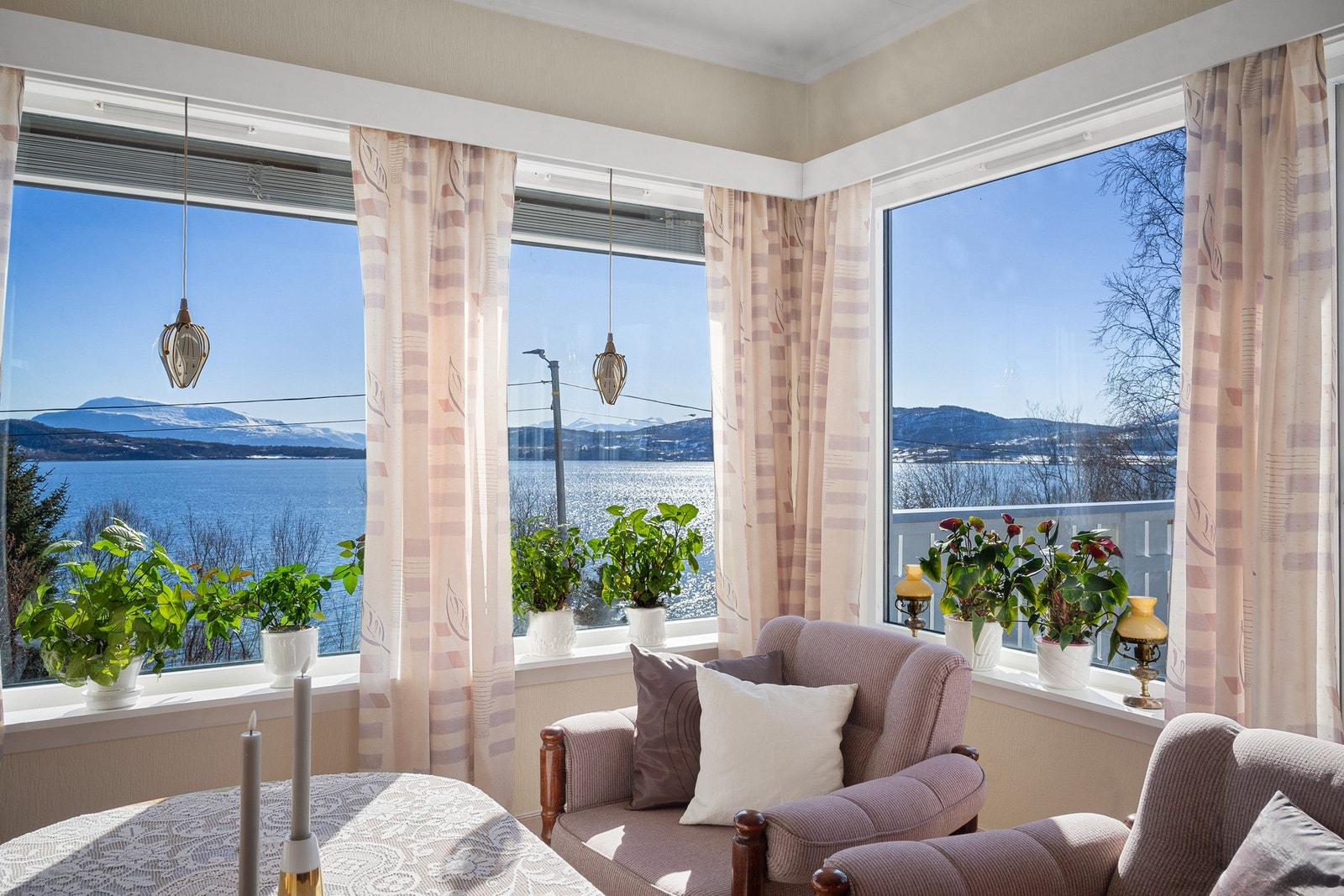 Her er det wow-faktor for familie og venner, selv du som bor her vil la deg begeistre av utsikten! Galleribilde